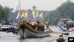 Ngọn đuốc Olympic đang được rước dọc theo sông Thames trên chiếc thuyền Gloriana của hoàng gia