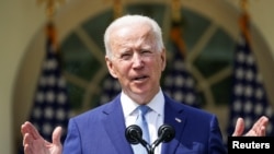 8 Nisan 2021 - Başkan Joe Biden Beyaz Saray'ın Gül Bahçesi'nde silahlı şiddeti engellemek amacıyla imzalayacağı başkanlık kararnameleri hakkında açıklamalar yaptı. 