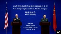 Tướng Martin Dempsey (trái), Tham mưu trường Liên quân Hoa Kỳ, và tướng Bàng Phong Huy, Tổng tham mưu trưởng quân đội Trung Quốc tại cuộc họp báo 22/4/13