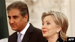 Ngoại trưởng Hoa Kỳ Hillary Clinton (phải) và Ngoại trưởng Pakistan Shah Mehmood Qureshi