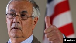 Dân Biểu Barney Frank phát biểu tại 1 cuộc họp báo ở Newton, Massachusetts, 28/11/2011