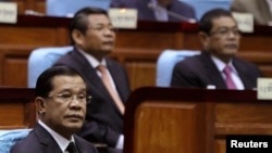 Ông Hun Sen (trái) tại diễn đàn Quốc hội vắng tới phân nửa, ngày 24/9/2013.