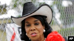 Depite Demokrat ki reprezante eta Florid nan Kongrè ameriken an nan Washignton, Frederica Wilson, pandan li tap pale ak repòtè yo nan Jaden Miami a, Florid, 18 oktòb 2017.