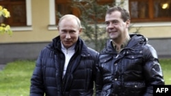 Tổng thống Nga Medvedev (phải) và Thủ tướng Putin