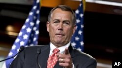 Chủ tịch Hạ viện Mỹ John Boehner nói chuyện với các phóng viên sau cuộc đàm đạo với bộ trưởng Tài chánh Timothy Geithner về "vực thẳm tài chánh" ở Capitol Hill, Washington, 29/11/2012. (AP)