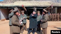 Lãnh tụ Bắc Triều Tiên Kim Jong-Un thăm một đơn vị pháo binh của quân đội nhân dân Triều Tiên có nhiệm vụ sẵn sàng tấn công đảo Baengnyeong của Nam Triều Tiên, ngày 12/3/2013.