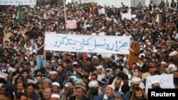 Shi'ite Muslims take part in a protest against Saturday's bomb attack in Quetta February 19, 2013.