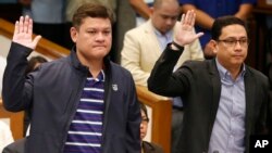 Paolo Duterte (trái), con trai tổng thống Philippines, tại một buổi lễ hồi năm 2017