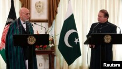 Tổng thống Afghanistan Hamid Karzai (trái) phát biểu trong 1 cuộc họp báo chung với Thủ tướng Pakistan Nawaz Sharif tại Dinh Thủ tướng ở Islamabad, 26/8/2013