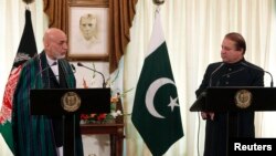 Tổng Thống Afghanistan Hamid Karzai (trái) và Thủ Tướng Pakistan Nawaz Sharif tại cuộc họp báo chung