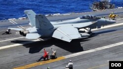 Thủy thủ Mỹ khởi động một chiến đấu cơ Super Hornet F/A-18F trên boong tàu sân bay USS Ronald Reagan (CVN 76).