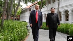 Tổng thống Mỹ Donald Trump và lãnh tụ Triều Tiên Kim Jong Un trong ngày họp thượng đỉnh 12/6/18 tại Singapore.