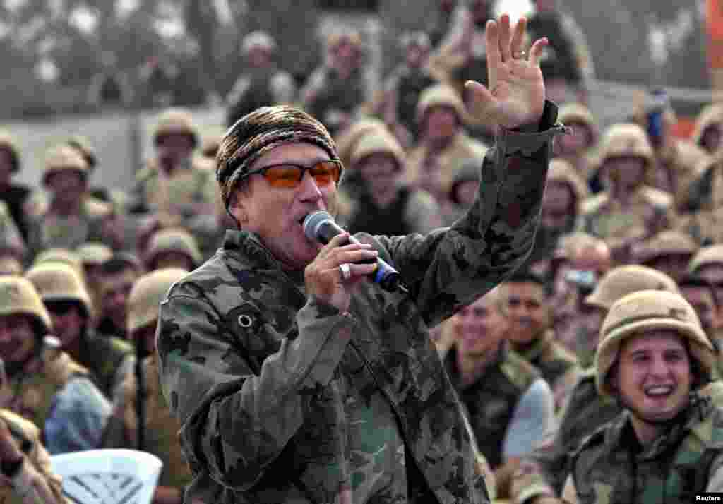 Diễn viên hài Robin Williams thăm binh sĩ Mỹ tại sân bay Baghdad, Iraq, ngày 16/12/2003.