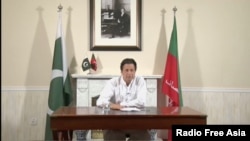 پی ٹی آئی کے چیرمین عمران خان وکٹری اسپیچ کرتے ہوئے۔ 