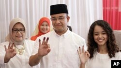 Tân đô trưởng Jakarta, Anies Baswedan (giữa) cùng vợ và con gái.