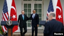 Tổng thống Hoa kỳ Barack Obama (phải) và Thủ tướng Thổ Nhĩ Kỳ Recep Tayyip Erdogan tại cuộc họp báo ở Tòa Bạch Ốc