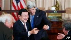 Ngoại trưởng Mỹ John Kerry giới thiệu Chủ tịch Trương Tấn Sang của Việt Nam với Mỹ Đại diện Thương mại Hoa Kỳ Mike Froman (phải) tại Bộ Ngoại giao ở Washington, ngày 24/7/2013. 