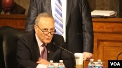 Thượng nghị sĩ Charles Schumer của Đảng Dân Chủ.