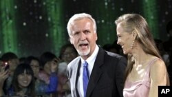 Đạo diễn James Cameron đi cùng vợ là bà Suzy Amis trên thảm đỏ tại Liên hoan phim Quốc Tế Bắc Kinh ở Bắc Kinh, 23/4/2012.