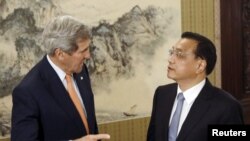 Ngoại trưởng Mỹ John Kerry gặp Thủ tướng Lý Khắc Cường tại Bắc Kinh, ngày 16/5/2015.