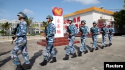 Binh lính Trung Quốc tuần tra ở Đá Chữ Thập, thuộc quần đảo Trường Sa, ngày 9/2/2016.