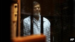 Cựu tổng thống Ai Cập Mohammed Morsi trong phiên xử ở Cairo hôm 30/4/2014.