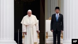 Pap Franswa (a goch) ak Prezidan Endonezyen Joko Widodo pandan yon seremoni nan pale prezidansyel la nan Jakarta, 4 Sept. 2024. 