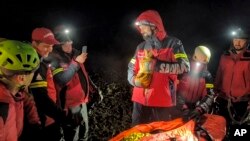 Kurtarma ekibi, Ukraynalı Duda’nın yerini tespit edip bulduğunda ceketinin fermuarını açmış ve Şeftali’yi ceketinin içinde bulmuş.