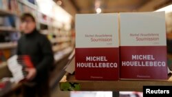 Tiểu thuyết mới nhất của Hoellebecq 'Soumission', tiếng Anh là 'Submission' trong một hiệu sách ở Paris.