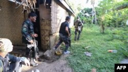 Cảnh sát và quân đội Philippines tấn công nhóm Abu Sayyaf tại làng Napo, thị trấn Inabanga, tỉnh Bohol, Philippines ngày 11/4/2017.