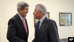 Ngoại trưởng Hoa Kỳ John Kerry (left) và Bộ trưởng Quốc phòng Hoa Kỳ Chuck Hagel trong một cuộc họp tại Bộ Quốc phòng ở Washington