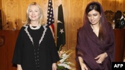 Ngoại trưởng Hoa Kỳ Hillary Clinton (trái) và Ngoại trưởng Pakistan Hina Rabbani Khar họp ở thủ đô Islamabad, Pakistan