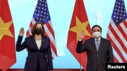 Phó Tổng thống Mỹ Kamala Harris hội kiến Thủ tướng Việt Nam Phạm Minh Chính trong một cuộc họp tại Văn phòng Chính phủ, ở Hà Nội, Việt Nam, ngày 25 tháng 8, 2021.