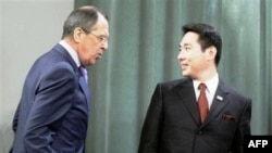 Ngoại trưởng Nga Sergei Lavrov (trái) và Ngoại trưởng Nhật Seiji Maehara (phải) sẽ tiến hành một cuộc họp kín ở Moscow