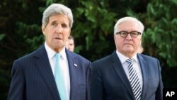 Ngoại trưởng Mỹ John Kerry (trái) đi cùng Ngoại trưởng Đức Frank-Walter Steinmeier ở Villa Borsig, Berlin, ngày 20 tháng 9, 2015.