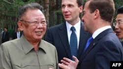 Lãnh đạo Bắc Triều Tiên Kim Jong Il, trái, và Tổng thống Nga Dmitry Medvedev tại một căn cứ quân sự bên ngoài Ulan-Ude, 24/8/2011