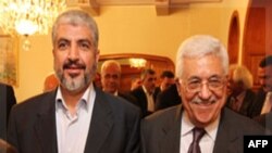 Thủ lãnh Hamas Khaled Meshaal (trái) và Tổng thống Palestine Mahmoud Abbas