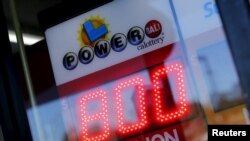 Bảng điện tử hiển thị Powerball ở thành phố Encinitas, California, 8/1/2016.