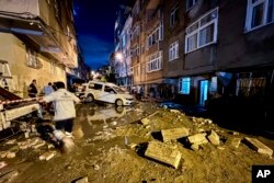 İstanbul'un bazı ilçelerinde yoğun yağış nedeniyle sel meydana geldi