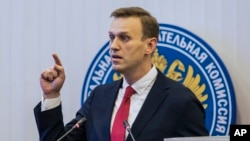 Thủ lãnh đối lập Nga Alexei Navalny đã nộp đủ hồ sơ và được hậu thuẫn để ra tranh cử. Ông phát biểu trước Ủy ban Bầu cử Trung ương ở Moscow, ngày 25/12/2017. (Evgeny Feldman/Navalny Campaign via AP) 