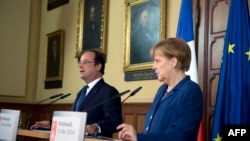 Tổng thống Pháp Francois Hollande (trái) và Thủ tướng Đức Angela Merkel tại 1 cuộc họp báo chung ở Stralsund, 10/5/2014.