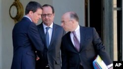 Thủ tướng Pháp Manuel Vall, Bộ trưởng Nội vụ Bernard Cazeneuve (phải) rời khỏi điện Elysee ở Paris sau một cuộc họp nội các. Bộ trưởng Nội vụ Bernard Cazeneuve cho biết cảnh sát đã bắt giữ một sinh viên khoa Kỹ thuật Thông tin 24 tuổi người Pháp gốc Algeria bị nghi là một phần tử Hồi giáo cực đoan. 