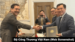 Các quan chức của Cơ quan Đại diện Thương mại Mỹ và Bộ Công Thương Việt nam tại lễ ký kế thỏa thuận dàn xếp tranh chấp thương mại quốc tế về cá tra của Việt Nam xuất khẩu sang Mỹ.