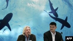 Tỉ phú người Anh Richard Branson (trái) và cầu thủ bóng rổ Yao Ming mở cuộc họp báo, ở Thượng Hải, Trung Quốc, về chiến dịch chống ăn súp vi cá