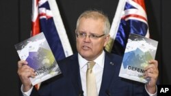 Thủ Tướng Úc Scott Morrison ở Canberra, Thứ Tư 1/7/2020. khi ông loan báo sẽ tăng chi quốc phòng thêm 270 tỉ AUD (190 tỉ USD) trong 10 năm tới, vì thế giới hậu Covid sẽ nguy hiểm hơn nhiều. (Lukas Coch/AAP Image via AP) 