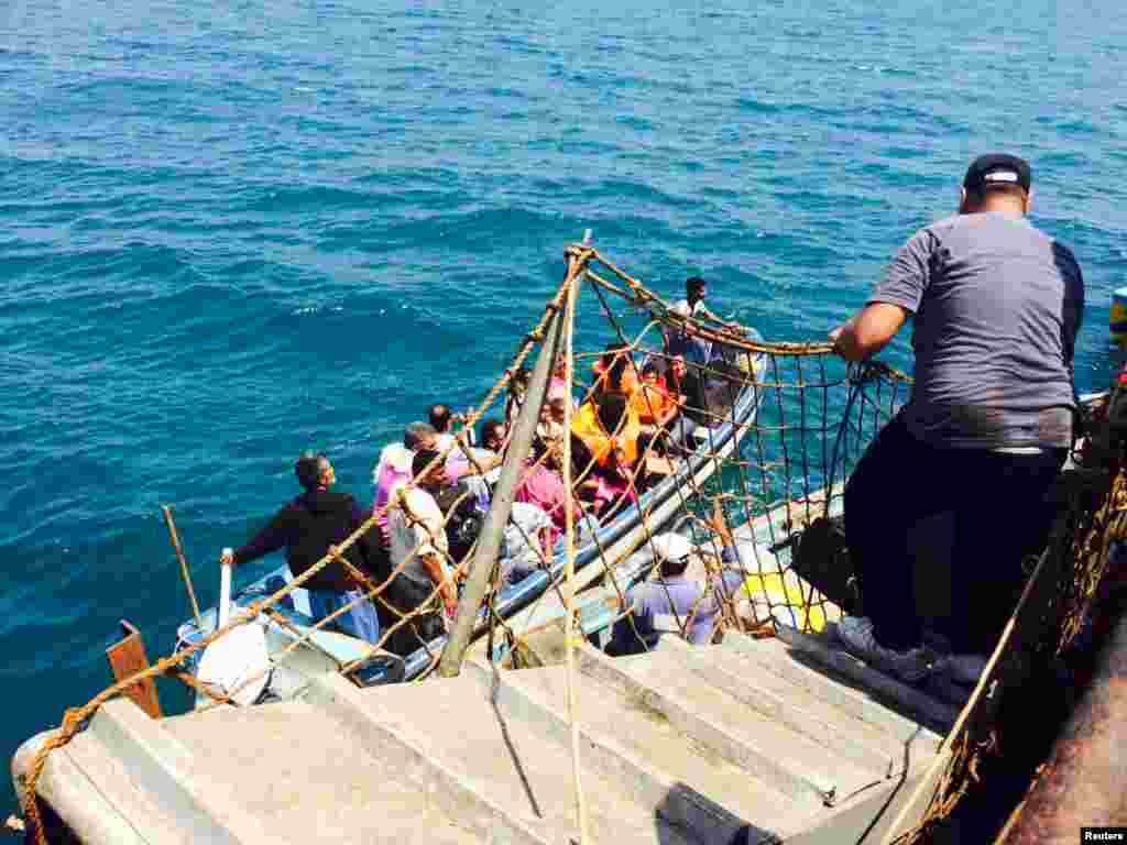 Hành khách lên tàu chở dầu Sea Princess II để chạy khỏi Aden trong lúc phiến quân Houthi tiến chiếm thành phố này, ngày 1/4/2015. 