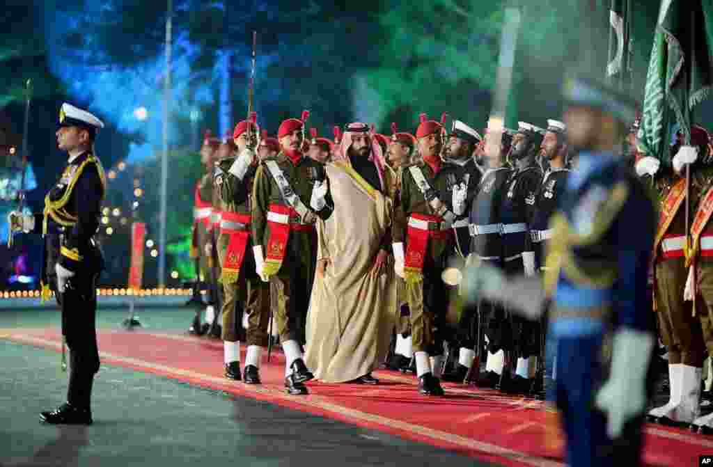 سعودی ولی عہد کو گارڈ آف آنر دیا جا رہا ہے۔