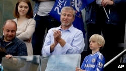 Tỉ phú Nga Roman Abramovich chủ đội bóng Chelsea vỗ tay khi đội bóng này đoạt Giải Bóng đá Ngoại hạng Anh (ảnh chụp ngày 24/5/2015)