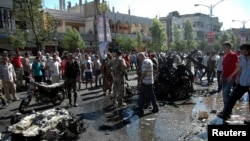 Hiện trường sau một vụ nổ ở khu phố Ekrema trong thành phố Homs, Syria, ngày 8/7/2013.