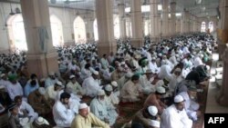 Các tín đồ Hồi giáo Pakistan cầu nguyện tại một đền thờ trong lễ Eid al-Adha